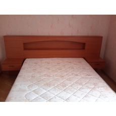 Двуспальная кровать с комодом