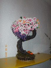 Создаю деревья и цветы из бисера.