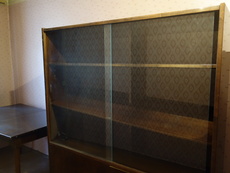 Книжный шкаф со стеклянной дверью