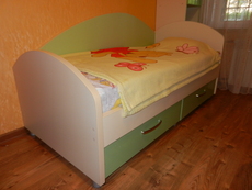 Детская кровать, шкаф, полочки