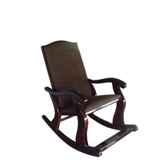 Кресла качалки из натурального дерева.