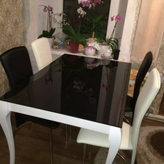 Стеклянный стол и стулья