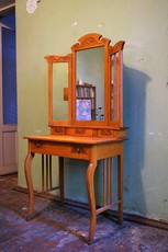 Продать трельяж.