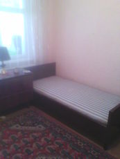 Продам две б/у кровати и две тумбочки.