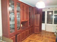 Породам мебельную стенку