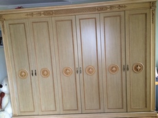 Спальня из натурального дерева.