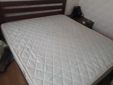 Продам ліжко з тумбами і матрацом.
