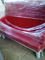 Диван красный с подлокотниками б/у для кофейни.