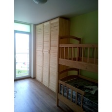 Вбудована шафа-стінка з жалюзійних дверей в дитячу кімнату.