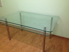 Стеклянный журнальный стол