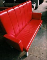 Диван с подлокотниками красный кожзам б/у 3400