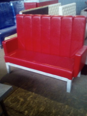 Диван б/в червоний з високою спинкою для кафе