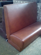 Диван б/в коричневий з високою спинкою для кафе