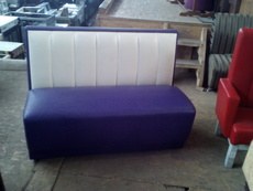 Диван б / у м'який фіолетовий для кав'ярні