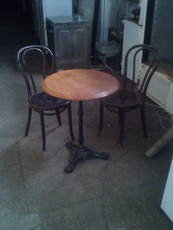 Стол круглый деревянный на чугунной ноге для кафе, кофейни