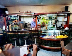 Барная стойка гранит, дерево, в комплекте витрины и холодиль