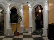 Полуколонны из гипса и полиуретана