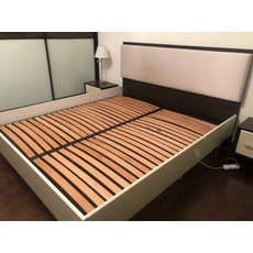 Продам двухспальную кровать с прикроватными тумбочками