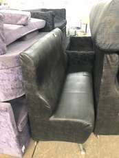 Б/у диван с искусственной структурой кожи крокодила