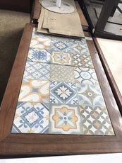 Продам б/у стол деревянный с плиткой