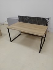 Стол на металлической опоре в стиле LOFT