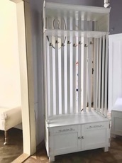 Вішалка для одягу у вінтажній стилістиці