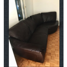 Коричневый кожаный диван