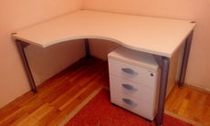 Угловой стол с тумбой